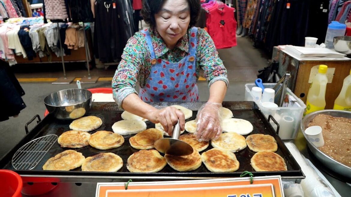 KOREAN STREET FOOD –  Hotteok grandmother who made a lot of money by selling hotteok KOREAN STREET FOOD -  Hotteok grandmother who made a lot of money by selling hotteok