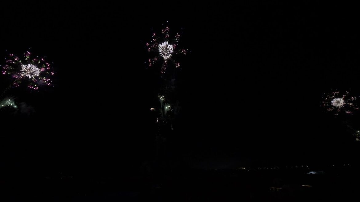 2023 長野えびす講 開会 花束(3カ所同時打上げ)信州煙火工業 Nagano Ebisukou Fireworks Festival 2023 長野えびす講 開会 花束(3カ所同時打上げ)信州煙火工業 Nagano Ebisukou Fireworks Festival