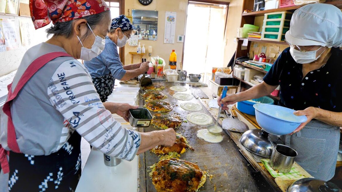 ７４歳のスーパーおばあちゃん三姉妹が営む素朴な鉄板焼き。爆弾オムライスを求めて常連が殺到丨Japanese Street Food