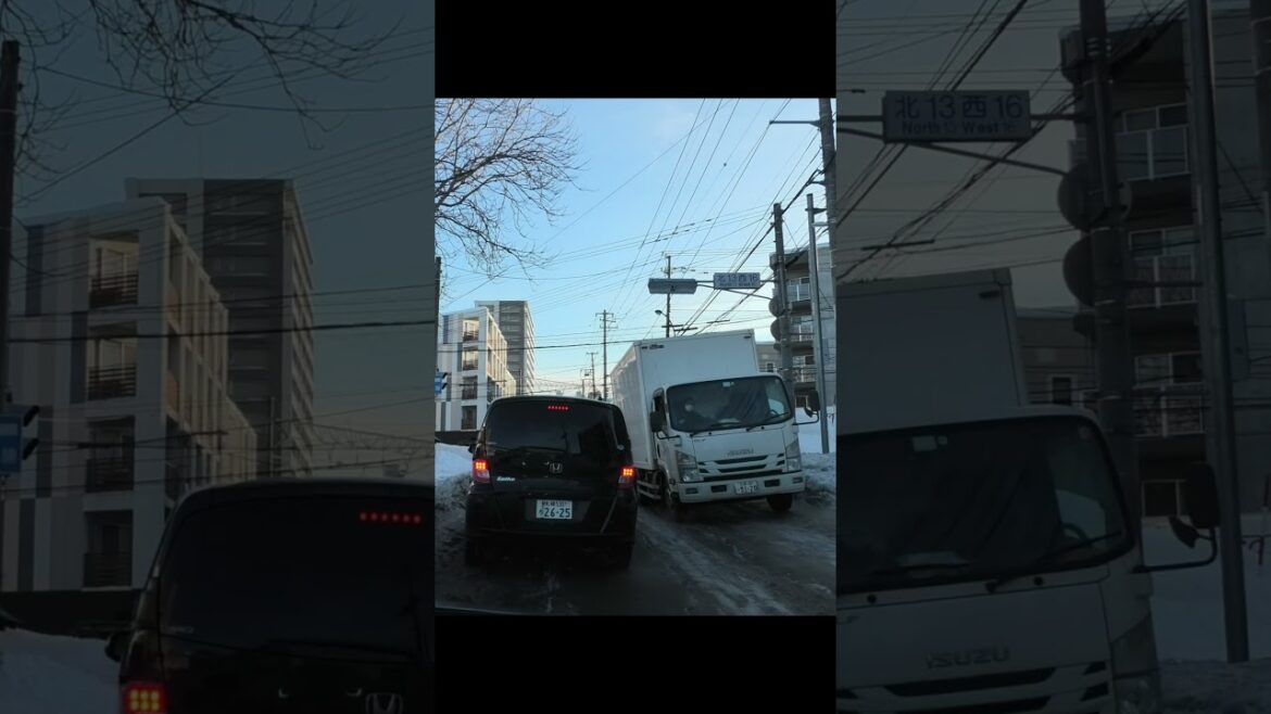 雪で道幅が狭くわだちもある雪道 [ #札幌市]