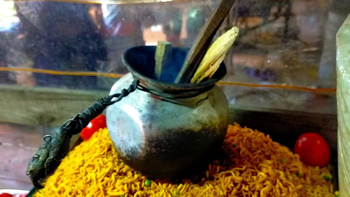 The King Of Ghoti Gorom With Jhal Muri | Bangladeshi Street Food #streetfoodchannel