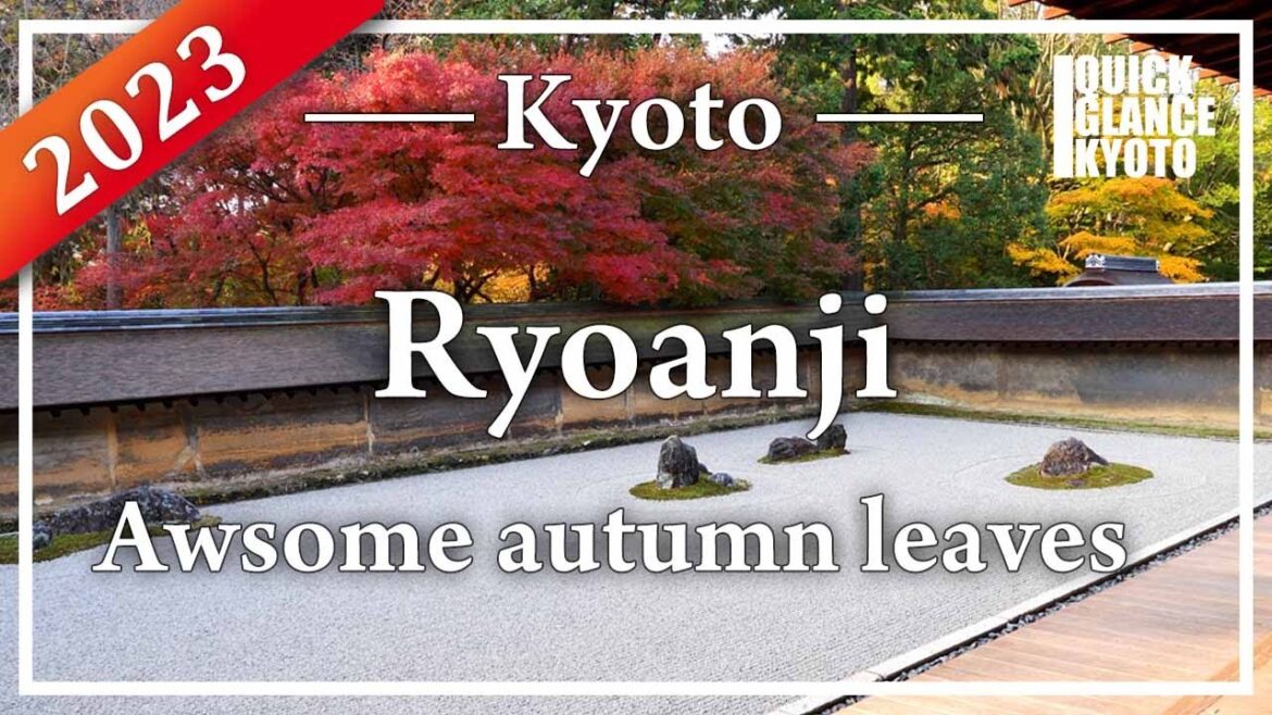 In autumn, the stone garden and colored leaves can be viewed together from the hojo.