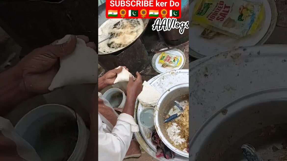 Samosa Technique Road sided stale #lahore #streetfood #shorts #pakistan #india #japan #1k #viral
