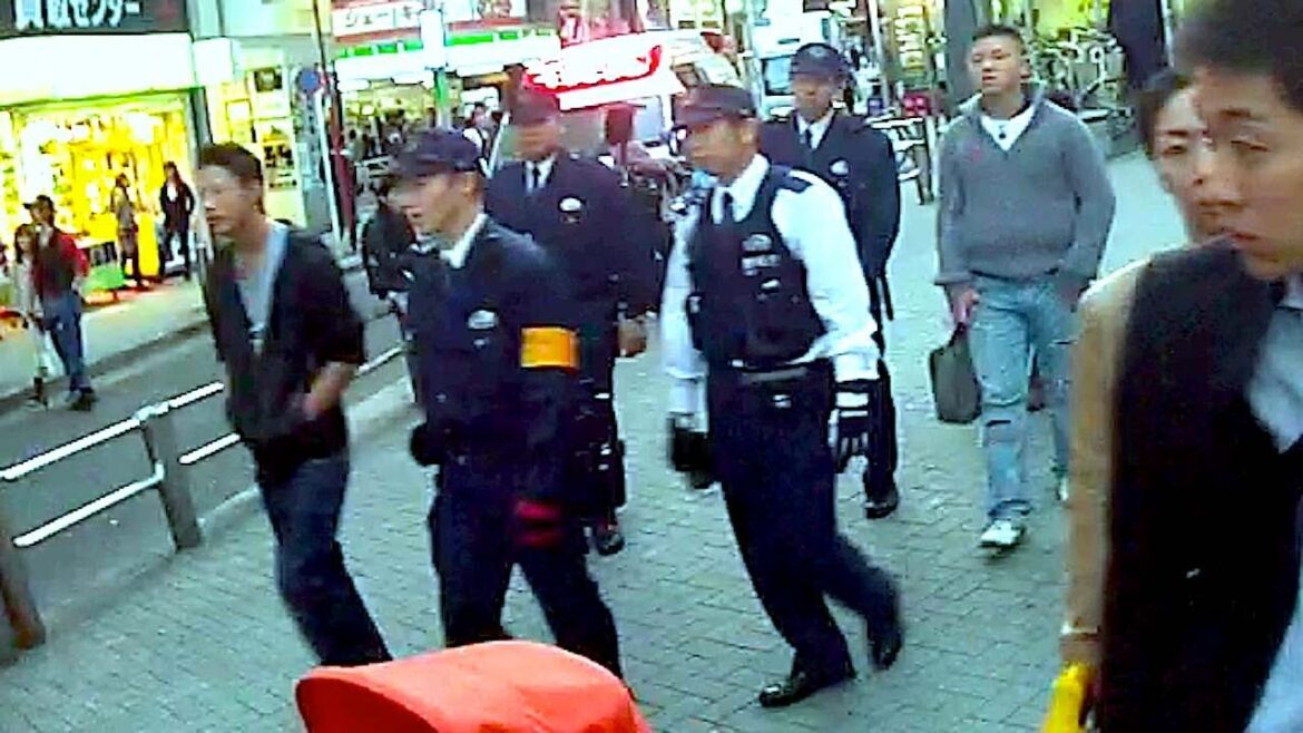 渋谷 Shibuya / GoPro Hero 2012 (警察ストーカー/ cop stalkers) Watch it in HD! It's RAW!!