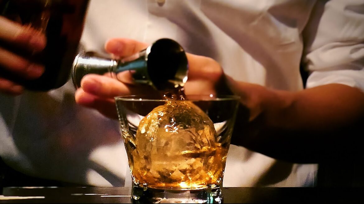 ススキノにある黒を基調とした漆黒のバーで落ち着いた時間を過ごす。クラフトビールやウイスキー、カクテル、ワインなど様々なお酒をカジュアルに楽しもう。大人の夜ためのススキノをご案内します。/北海道グルメ ススキノにある黒を基調とした漆黒のバーで落ち着いた時間を過ごす。クラフトビールやウイスキー、カクテル、ワインなど様々なお酒をカジュアルに楽しもう。大人の夜ためのススキノをご案内します。/北海道グルメ