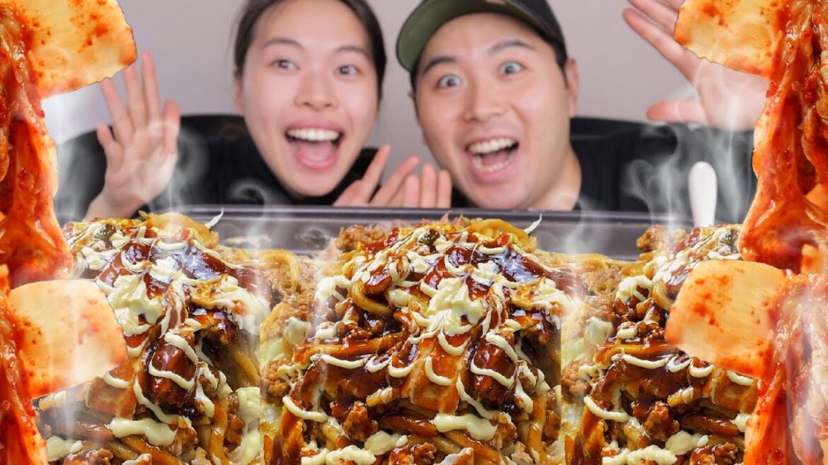 [Couple Mukbang] Okonomiyaki with.. Kimchi??