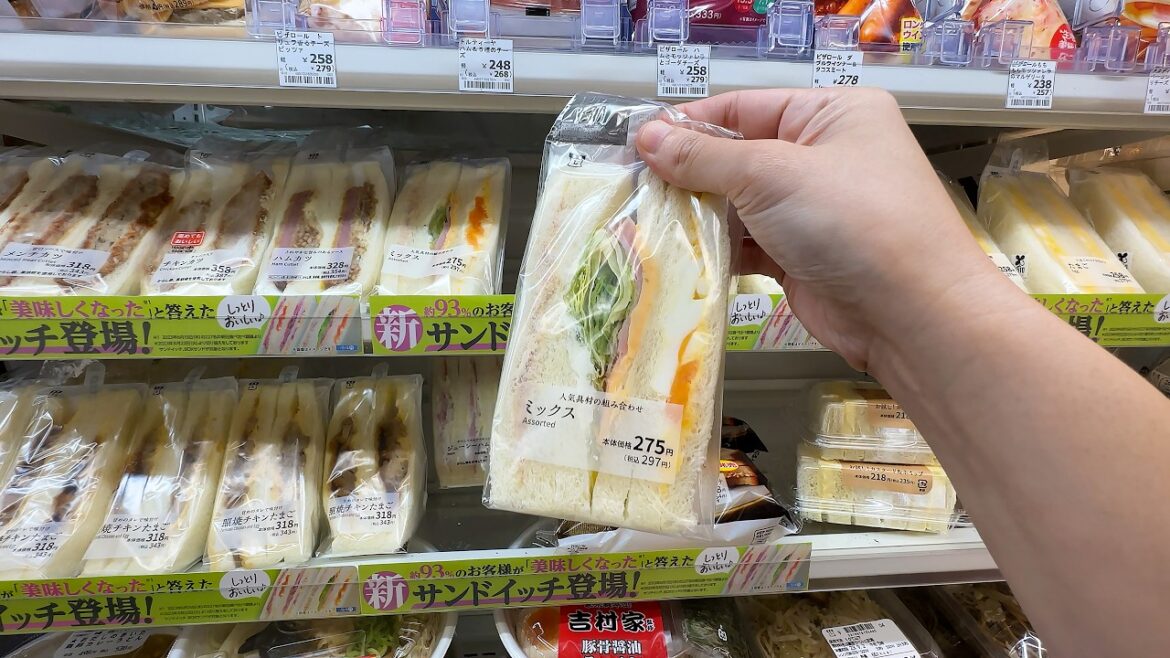 Trying 10 Convenience Food at LAWSON