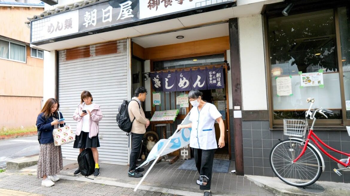 １日１６時間働く鉄人夫婦のリアルが衝撃すぎる鉄板きしめん食堂