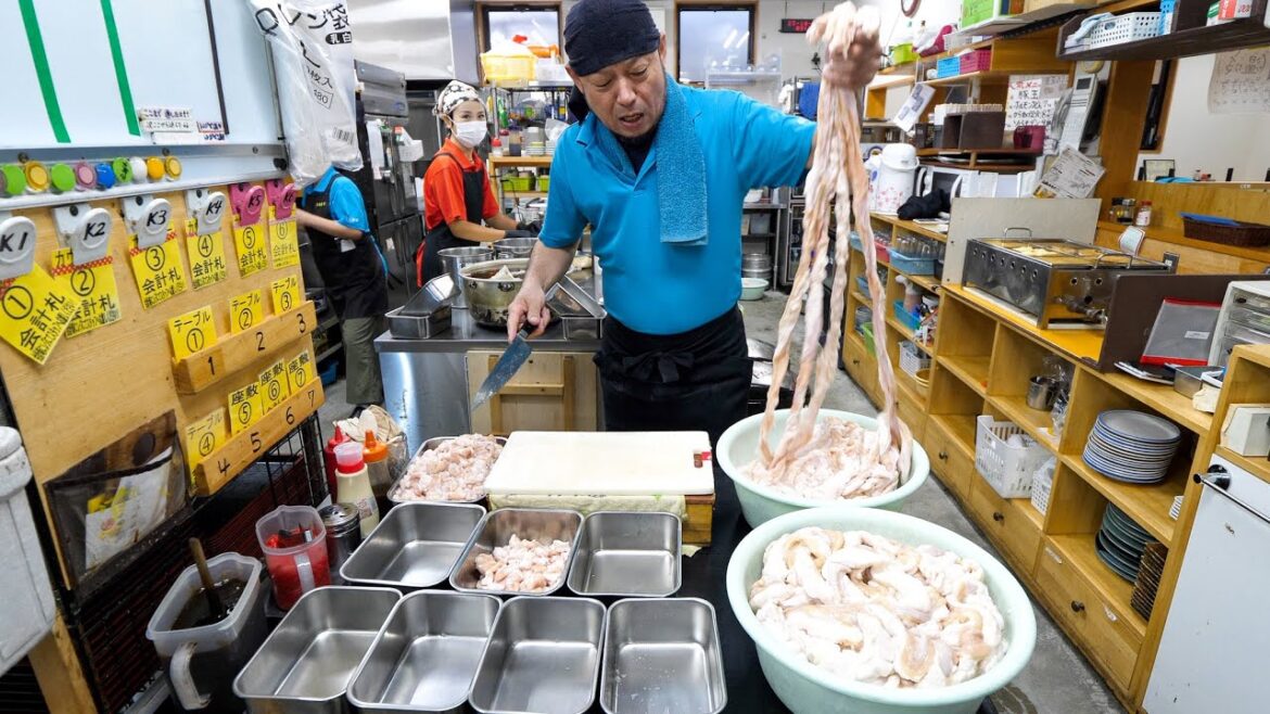 ナニコレ？！鮮やかな高速鉄板さばきが炸裂するガツ盛りお好み食堂がハンパない丨Super Speed Okonomiyaki Cooking