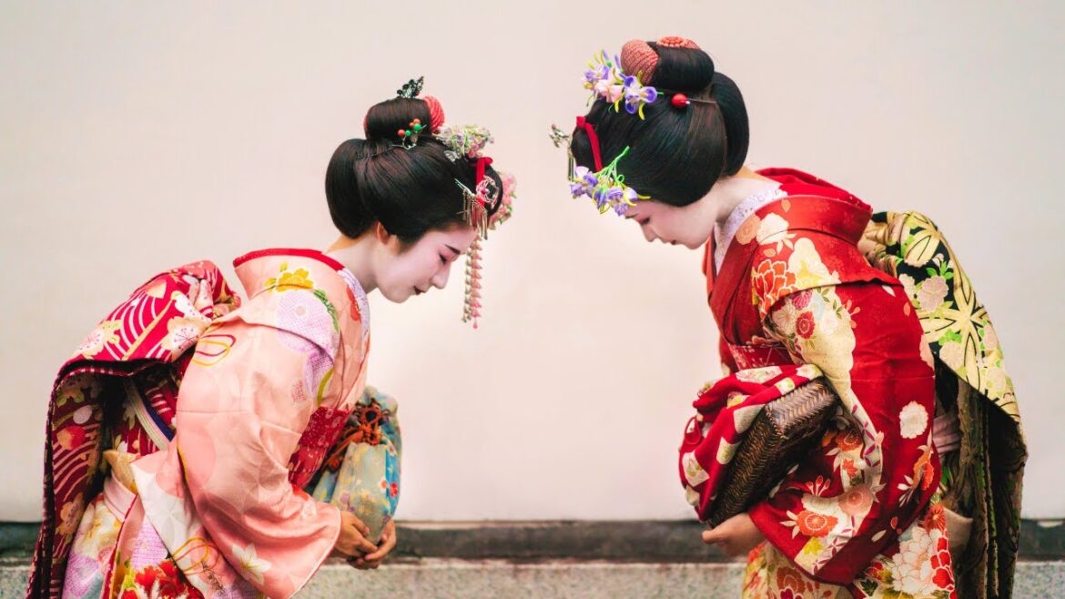 🇯🇵  ASMR Maiko-san walking with the bell sound and wooden Okobo. Maiko, Geisha in Kyoto 美しい舞妓、京都の芸者