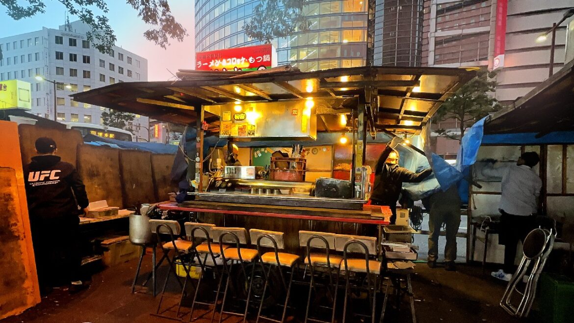 His Tokyo accent was GAY? Overcoming all odds at Japanese Yatai! His Tokyo accent was GAY? Overcoming all odds at Japanese Yatai!