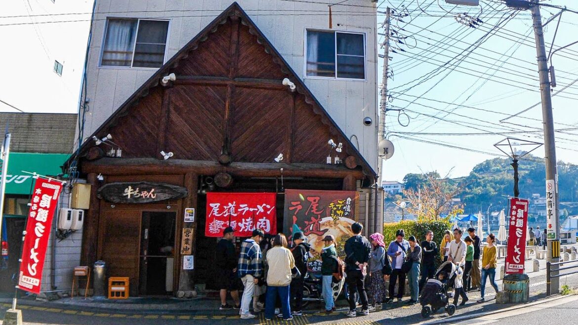 開店した瞬間になだれ込む客で一瞬で満席。１日１０８０杯が売れる行列ラーメン屋が凄い丨Egg Fried Rice - Wok Skills In Japan