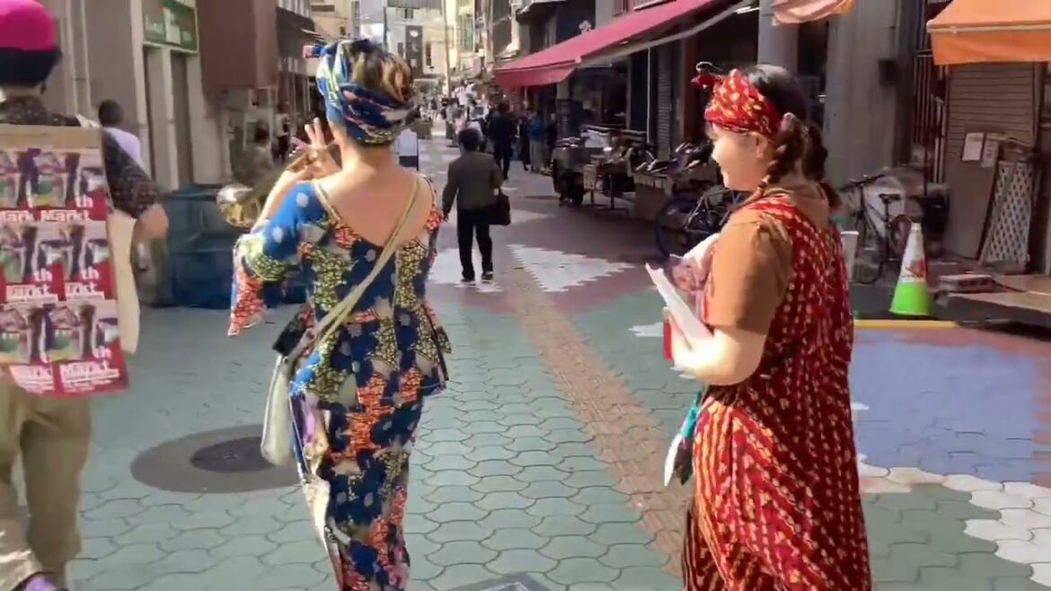 ⑤ 戦後発展した那覇の中心市街地を巡る。(Tour the central city area of ​​Naha, which developed after the war.)