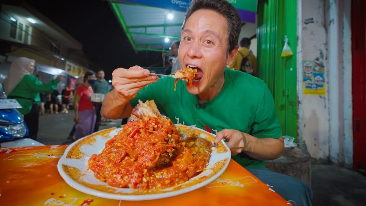 Indonesia SPICY FOOD Overdose!! ๐ถ SAMBAL MOUNTAIN + Smashed Chili Chicken! Indonesia SPICY FOOD Overdose!! ๐ถ SAMBAL MOUNTAIN + Smashed Chili Chicken!