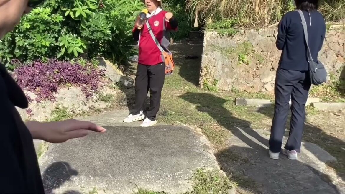 ① 戦後発展した那覇の中心市街地を巡る。(Tour the central city area of ​​Naha, which developed after the war.)