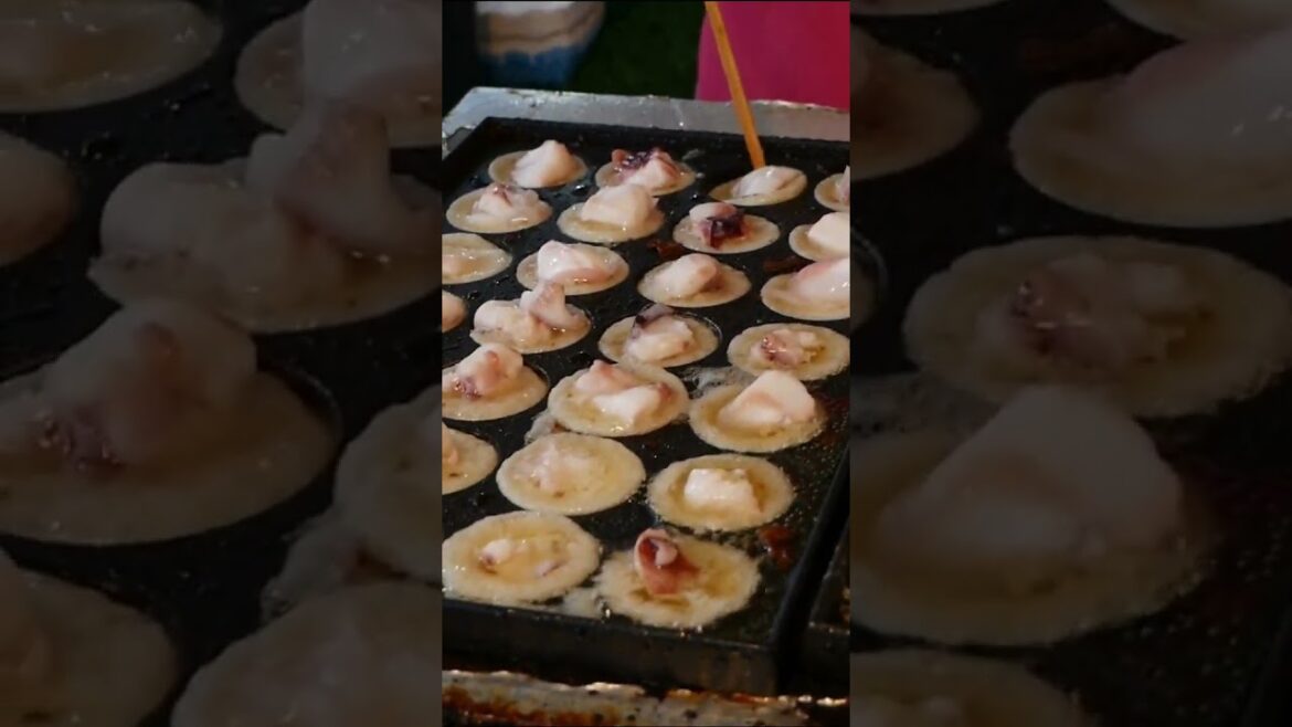 Japanese balls with seafood  in Thailand #streetfood#fastfood #thailandstreetfood#shorts