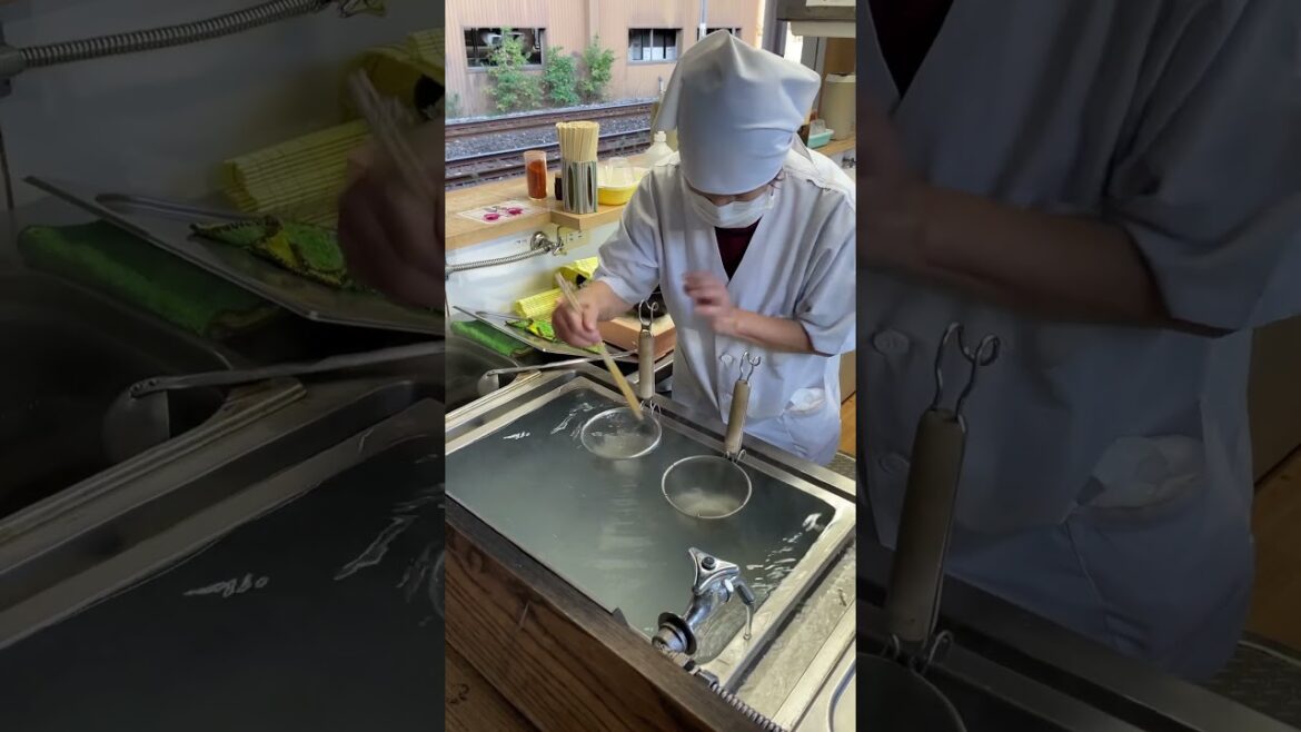 고쿠라역 플랫폼에서 먹는 카시와우동 北九州の名物！小倉駅かしわうどん Station Noodle in Kitakyushu Japan 🇯🇵