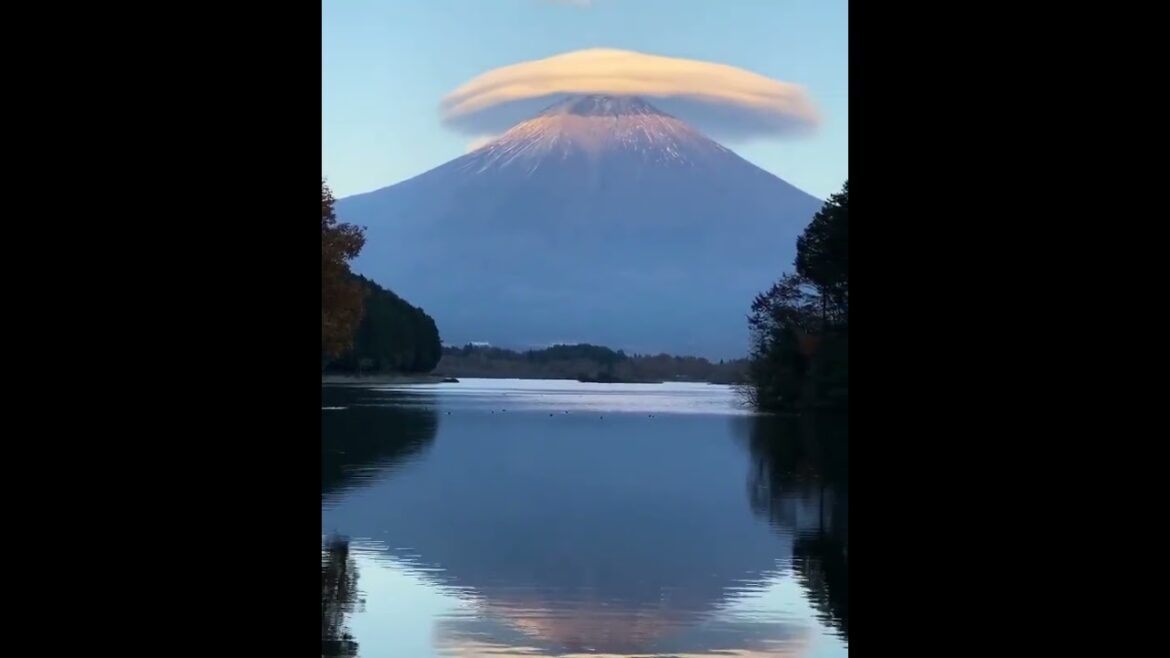 A lenticular cloud over Volcano Fuji in Japan 🇯🇵