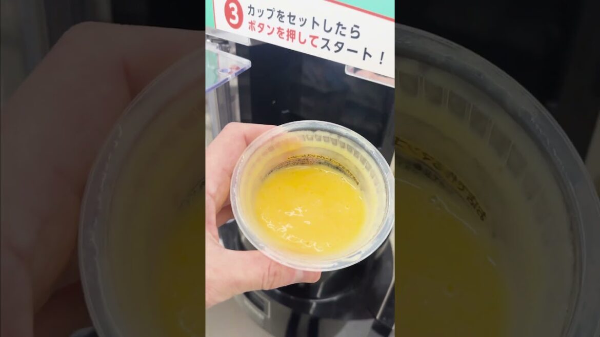 Smoothie-maiking robot at 7-Eleven Japan 🍍🥭 Smoothie-maiking robot at 7-Eleven Japan 🍍🥭