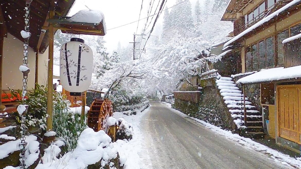 Snowfall in Kyoto, Scenic Snowy Train Ride on New Year’s Eve from Kifune Shrine to Kurama-dera Snowfall in Kyoto, Scenic Snowy Train Ride on New Year's Eve from Kifune Shrine to Kurama-dera