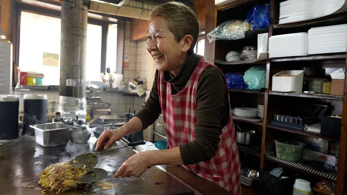 薪の炎で焼く！お母さんの心温まるお好み焼き【神戸・高砂】