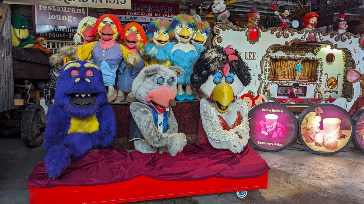 I Check Out The Amazing Animatronics At The American Treasure Tour Museum!