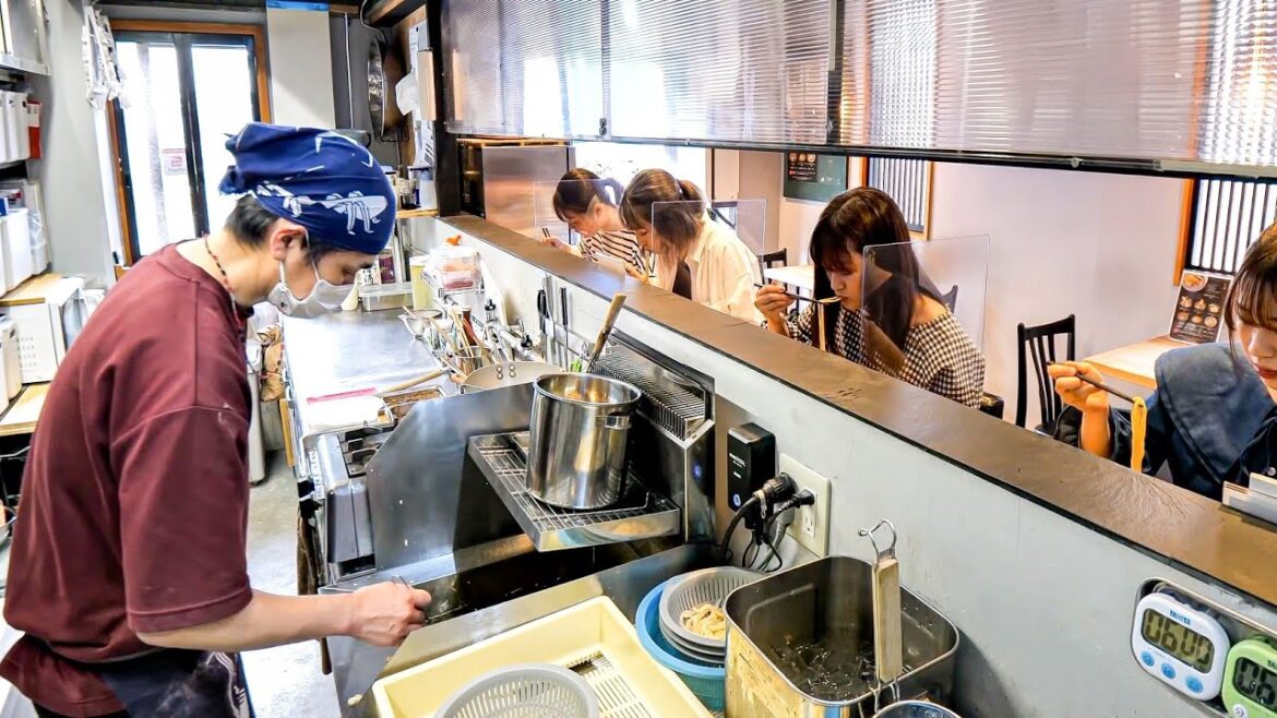 開店準備から調理まで全てワンオペでこなす鉄人うどん職人の１日に密着丨Amazing Wok Skills in Japan