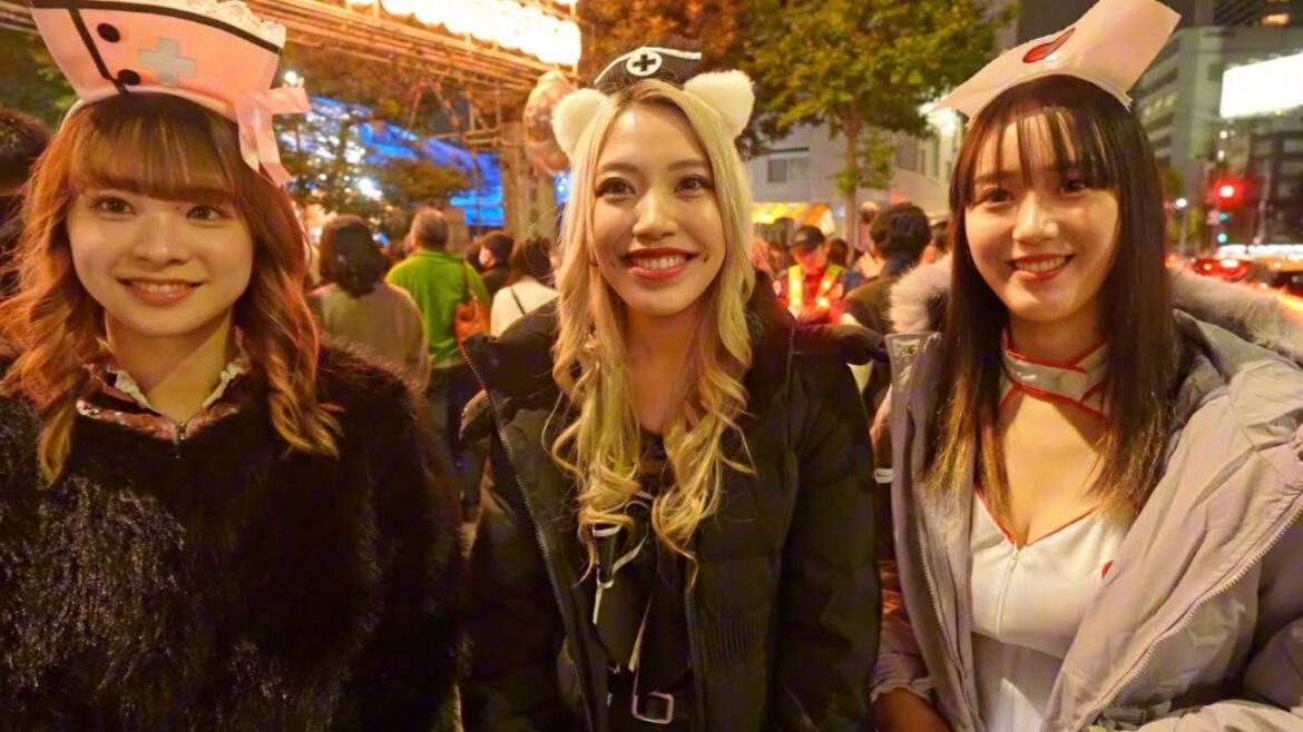 A Midnight Event in Tokyo's Kabukicho With 3 Japanese Girls