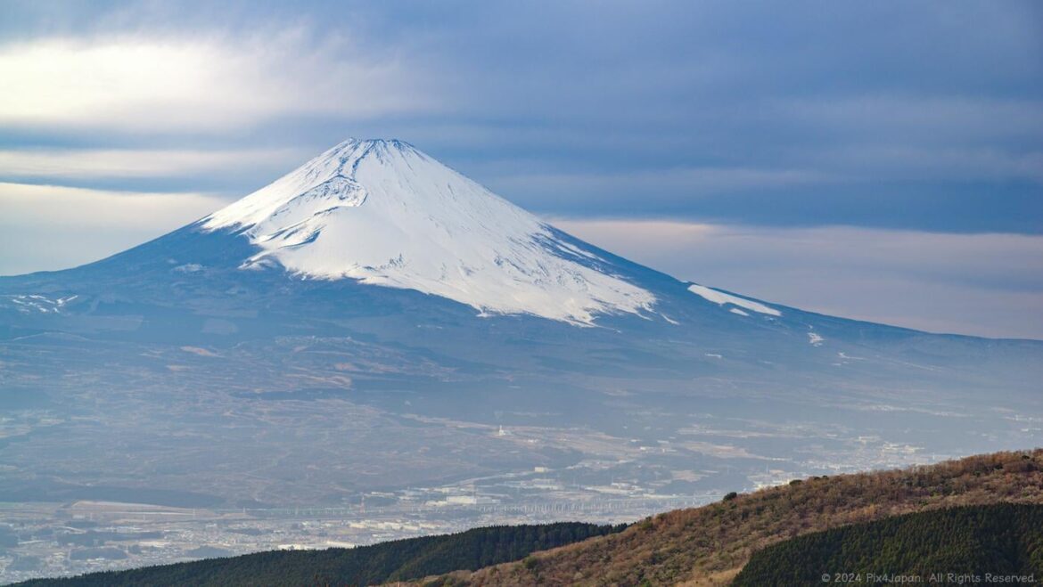 Driving the Ashinoko Skyline: History, Views, and Melodies
