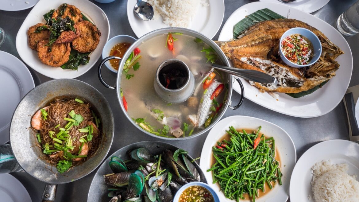 Thai Seafood at Bangpoo - DELICIOUS Crispy Fish and Sour Soup | สุดยอดอาหารทะเลที่บางปู สมุทรปราการ