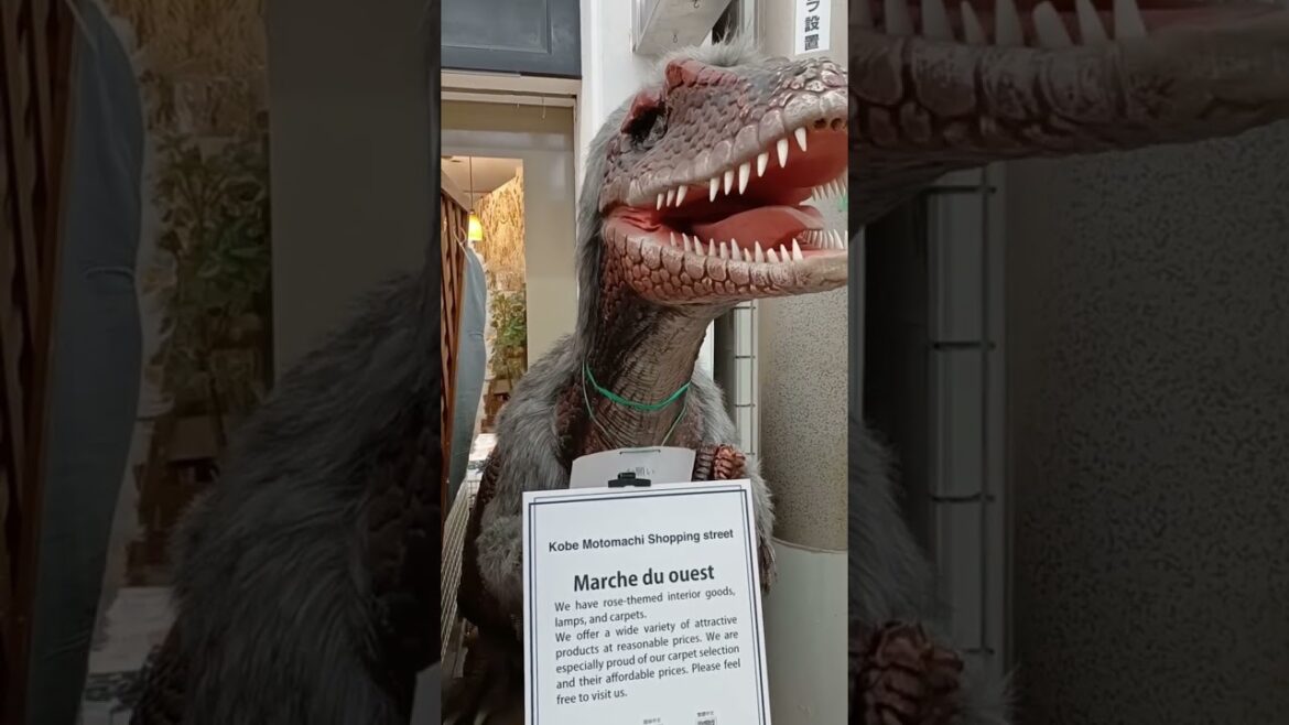 【KOBE】Must-See Dinosaur Coming Spot - Motomachi Shopping Street