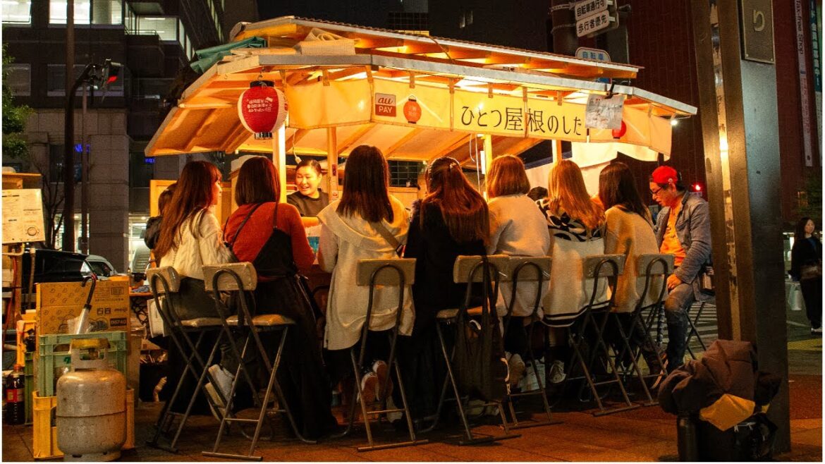 女将のいる屋台は平日でも女性客で満席！屋台では珍しいうどんと焼きめんたい重が旨過ぎた！japanese street food