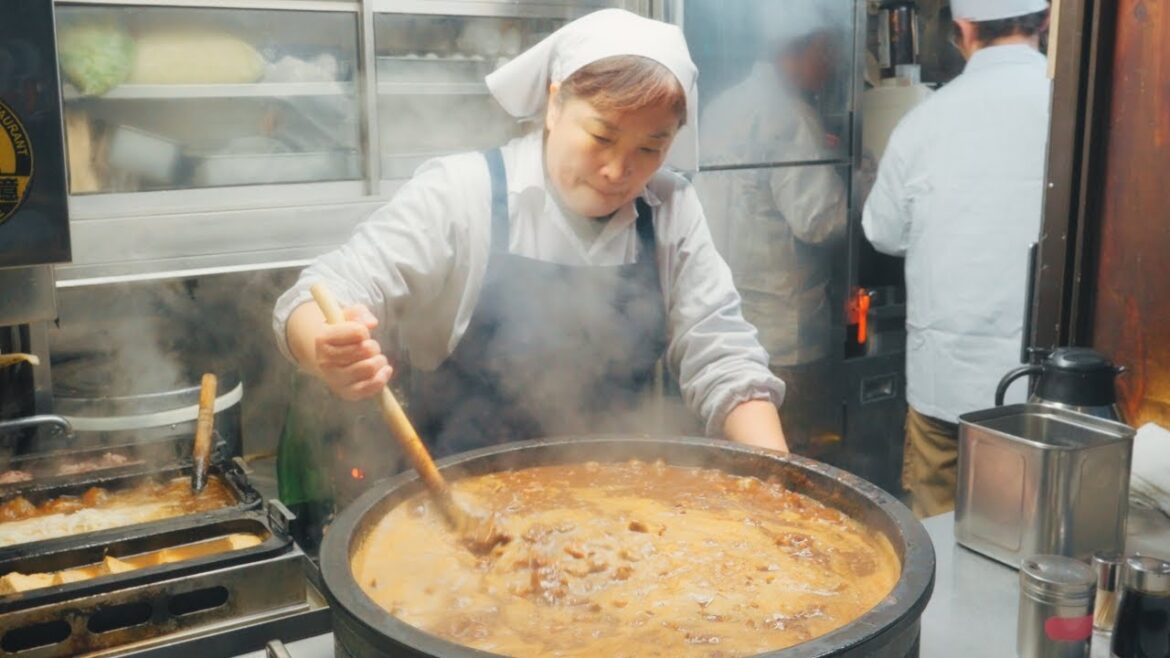 Unbelievable huge queue! Meat Stew Bowl in Big Hot Pot in Tokyo. japanese street food 築地 きつねや ホルモン丼 Unbelievable huge queue! Meat Stew Bowl in Big Hot Pot in Tokyo. japanese street food 築地 きつねや ホルモン丼