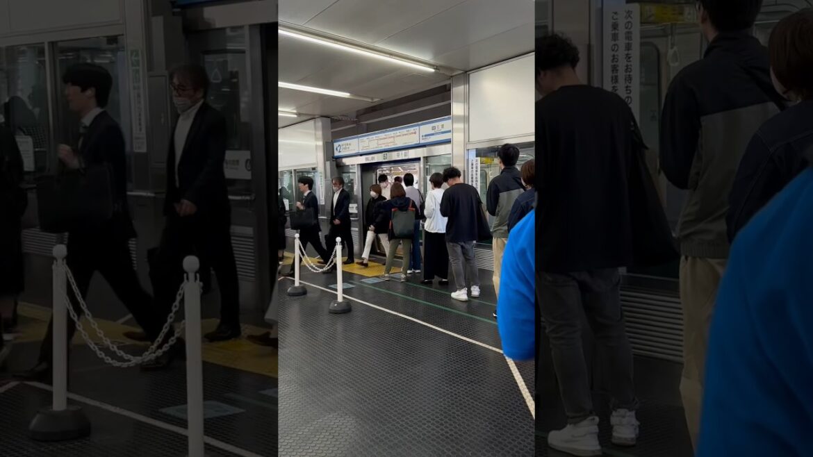 antrian  👍  train queuing in Kobe, Japan