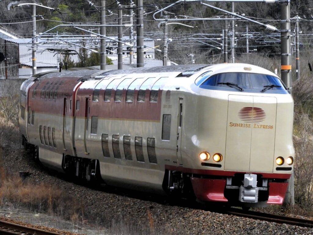 Currently, the only regularly-operated sleeper express trains in Japan are the Sunrise Seto and Sunrise Izumo.