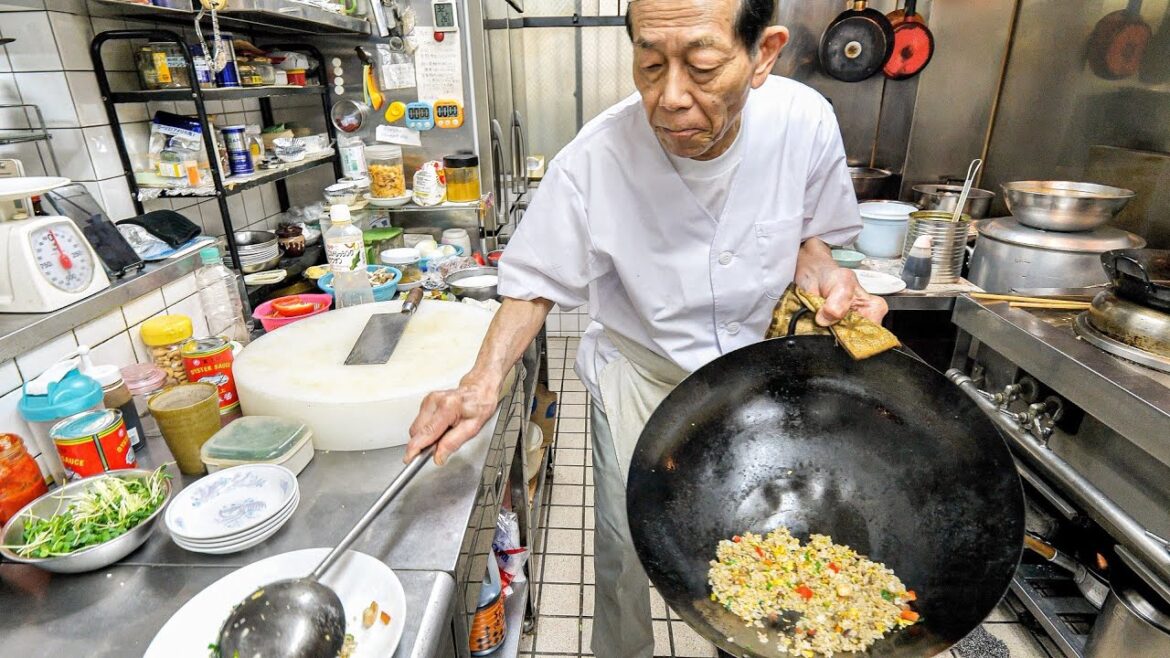 神戸）８０歳店主と家族の連携が光る老舗中華食堂！中華に人生を捧げた男の仕事ぶりが凄すぎた丨Egg Fried Rice - Wok Skills In Japan