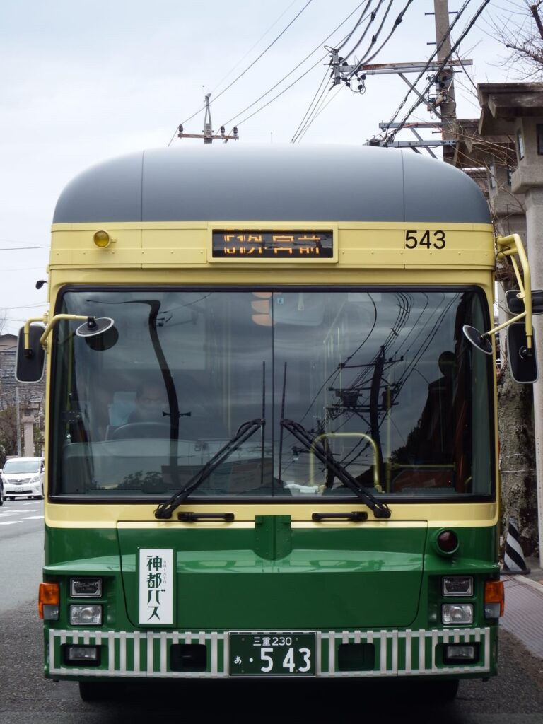 Shinto Bus(神都バス), a route bus modeled after the former Mie Kotsu Shinto Line tramway, running around Ise Shrine in Mie Prefecture