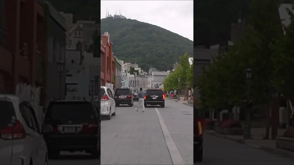 北海道の旅　函館　金森赤レンガ倉庫　前を走る　＃金森　＃赤レンガ　＃倉庫　＃Hokkaido ＃Japan ＃hakodate