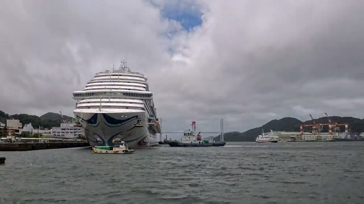 アドラ・マジック・シティ 強風下の大時化長崎港入港 Adora Magic City Entering Nagasaki Port in strong winds アドラ・マジック・シティ 強風下の大時化長崎港入港 Adora Magic City Entering Nagasaki Port in strong winds