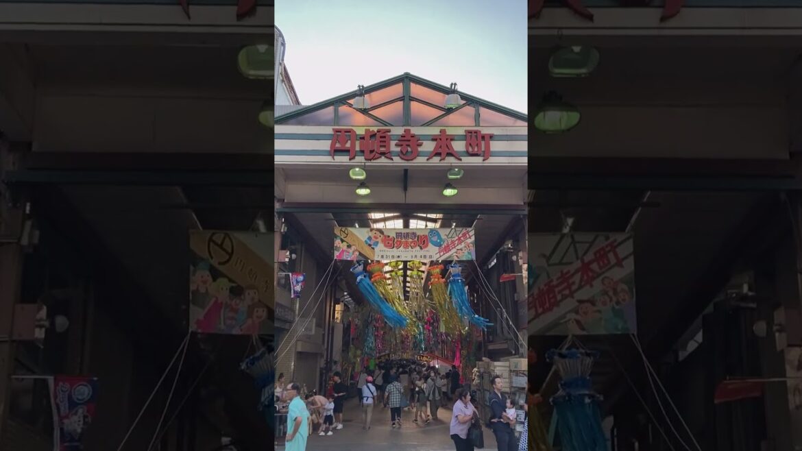 「円頓寺七夕まつり 2024」（第67回）、円頓寺本町商店街の東側（江川線側）入口の様子。名物「張りぼて」今年は31体、七夕の飾りが風に揺れてとてもきれい♪たくさんの屋台と人。 #円頓寺七夕まつり