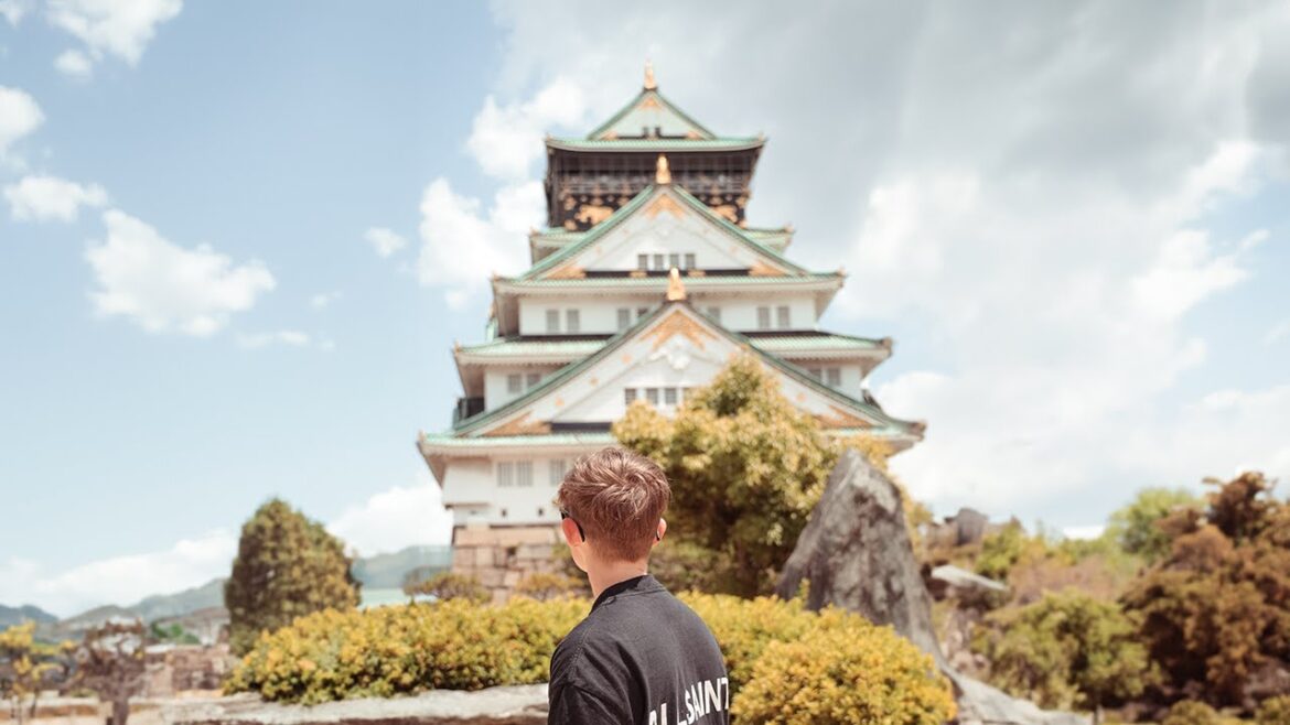 Exploring The MOST BEAUTIFUL Castle In Japan