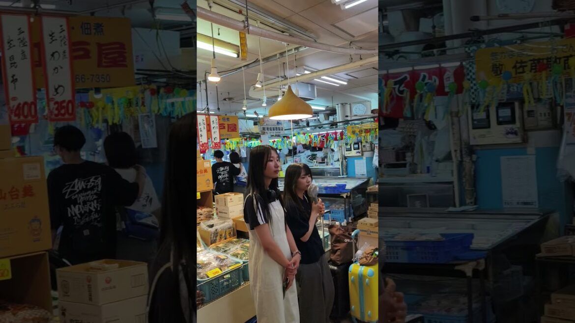 日本仙台朝市生鮮區，也佈滿七夕祭裝飾（吹流、笹飾）。