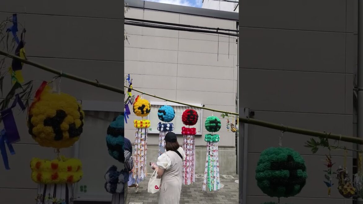 日本仙台朝市中央道路，有趣的七夕祭裝飾（吹流）。