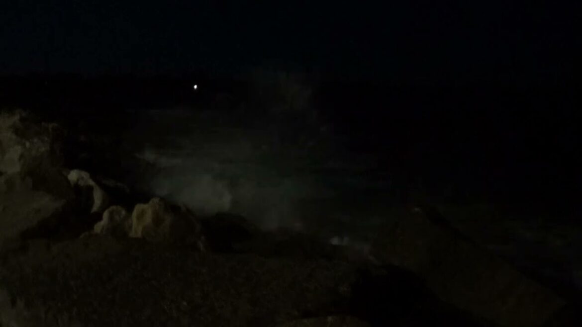 L'écume des vagues, la nuit, de la mer méditerranée