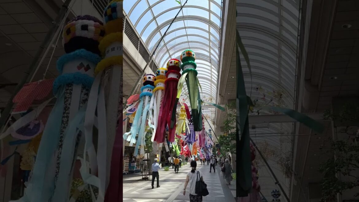 日本仙台七夕祭，夏風吹拂商店街五彩繽紛的大型吹流（ふきながし）。