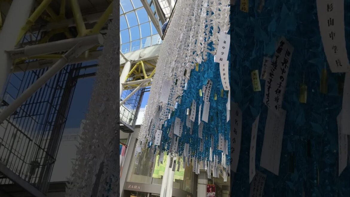 日本仙台七夕祭，商店街兩旁是五彩繽紛的大型吹流（ふきながし），中央是掛滿祈願紙條的笹飾（ささかざり）。