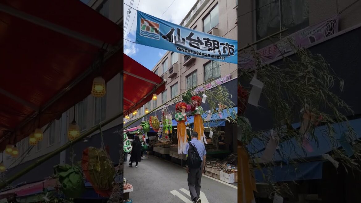 日本仙台朝市入口，佈滿七夕祭裝飾（吹流、笹飾）。