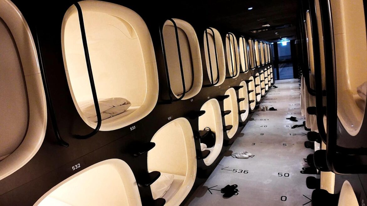 【カプセルホテル】まるで宇宙船！駅から徒歩3分　1泊4900円 　9h ナインアワーズ博多駅