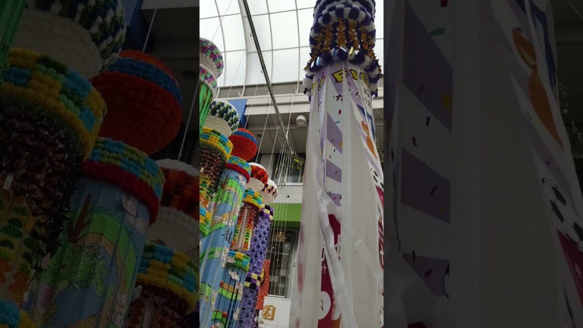 日本仙台七夕祭，商店街中五彩繽紛的大型吹流（ふきながし）。