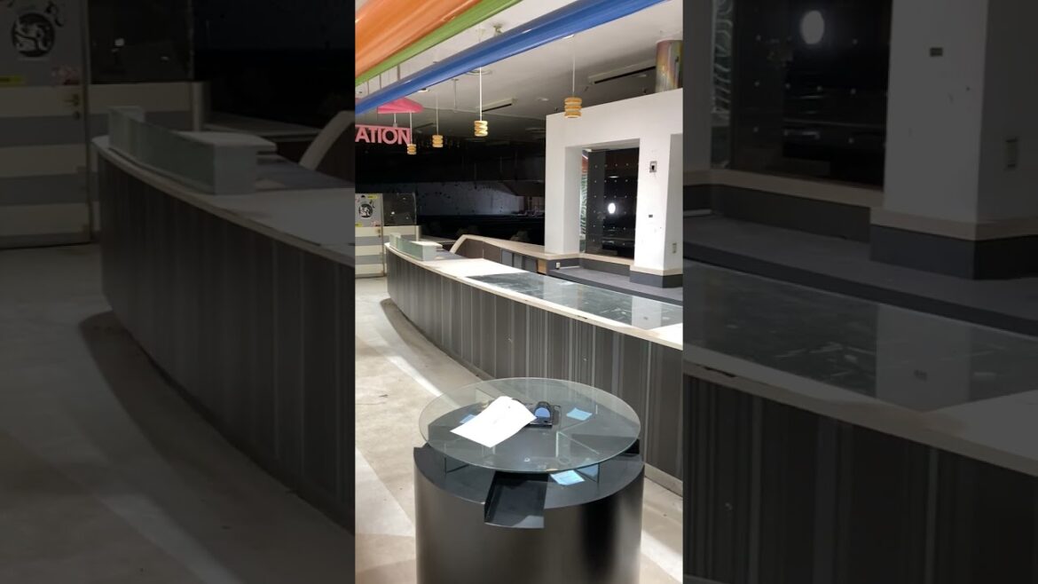 【閉店】スポルト名古屋ボーリング場の様子。暗闇の中にボーリングのレーンがあります。2024.4.26朝撮影。スポルト名古屋の2階、2023年12月末に閉店。 #スポルト名古屋 #ボーリング場 【閉店】スポルト名古屋ボーリング場の様子。暗闇の中にボーリングのレーンがあります。2024.4.26朝撮影。スポルト名古屋の2階、2023年12月末に閉店。 #スポルト名古屋 #ボーリング場